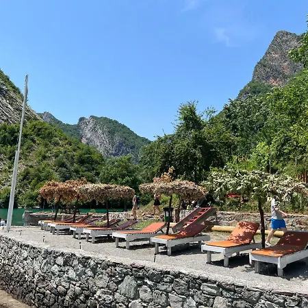 بيت ضيافة Neomalsore Agrotourism, Komani Lake Koman