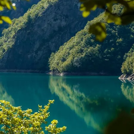 Neomalsore Agrotourism, Komani Lake بيت ضيافة *