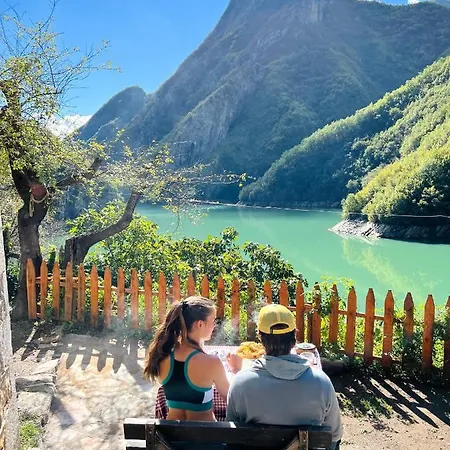 بيت ضيافة Neomalsore Agrotourism, Komani Lake