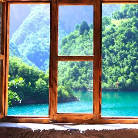 بيت ضيافة Neomalsore Agrotourism, Komani Lake Koman