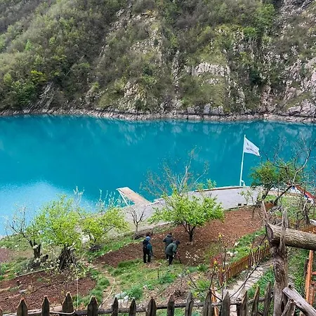 Neomalsore Agrotourism, Komani Lake بيت ضيافة