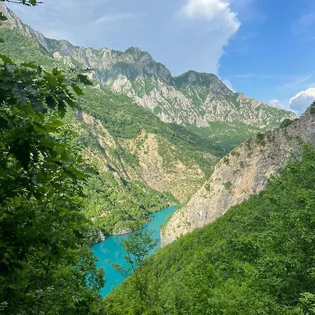 Konukevi Neomalsore Agrotourism, Komani Lake