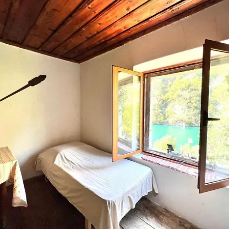 Neomalsore Agrotourism, Komani Lake بيت ضيافة