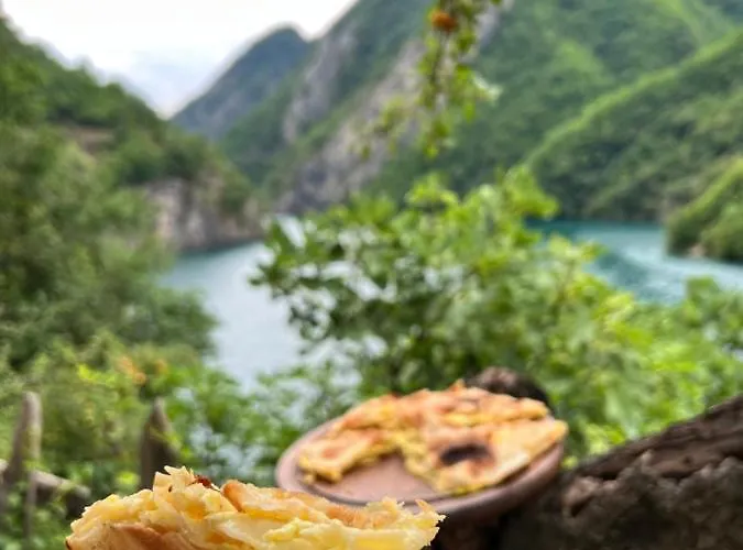 Neomalsore Agrotourism, Komani Hotell