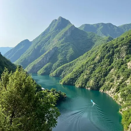 Neomalsore Agrotourism, Komani Hotell