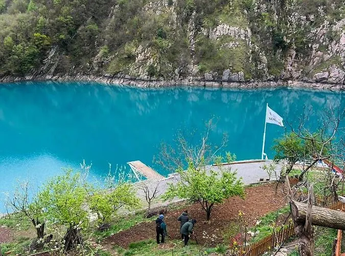 Neomalsore Agrotourism, Komani Hotel